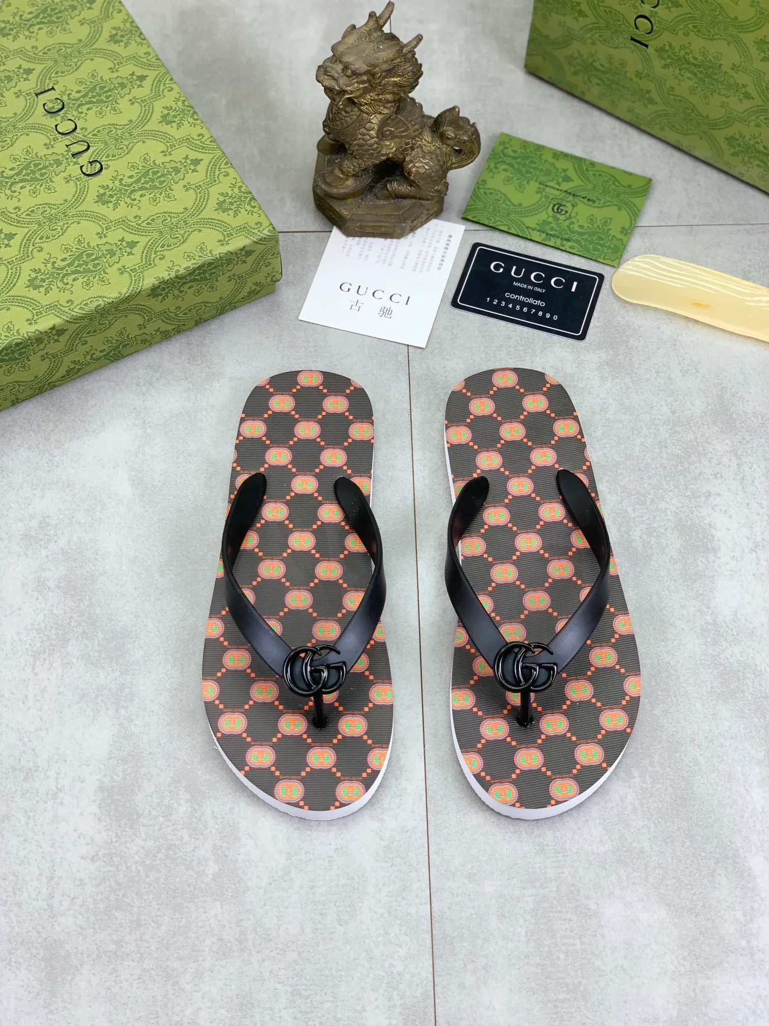 Men's men's shoes 💰P220💰【New style】🆘【GUCCI】Official website's popular Gucci adult couple 🧑‍🤝‍🧑 style, children's flip-flops are on sale at the counter simultaneously! Original fabric imported from Italy. Original bottom provided by the original factory. Size: Adult 36-45. Children’s size: 30-37. Multiple colors available.